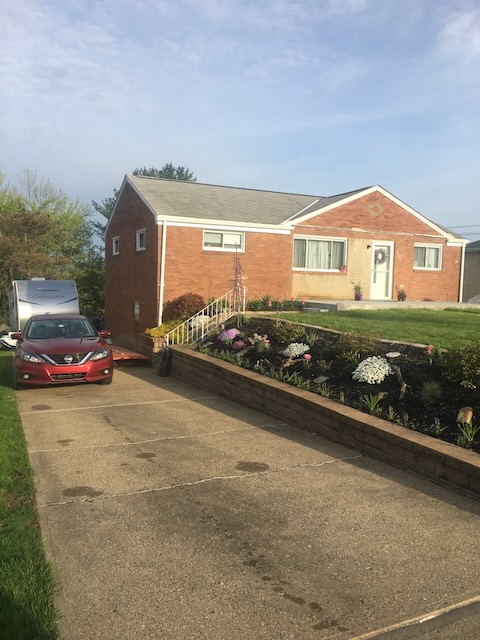 Block retaining wall with landscaping