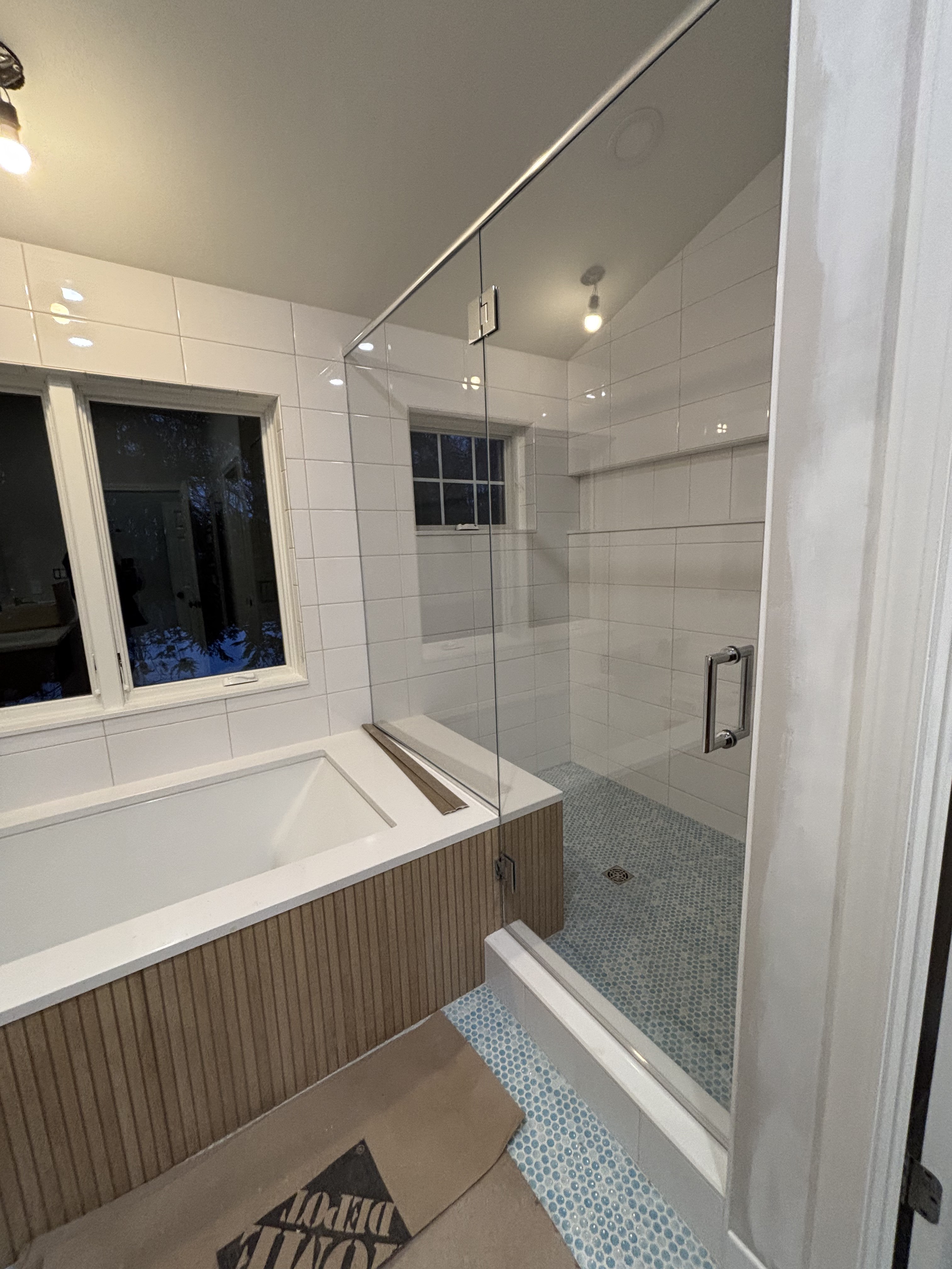 Soaking tub and frameless glass shower