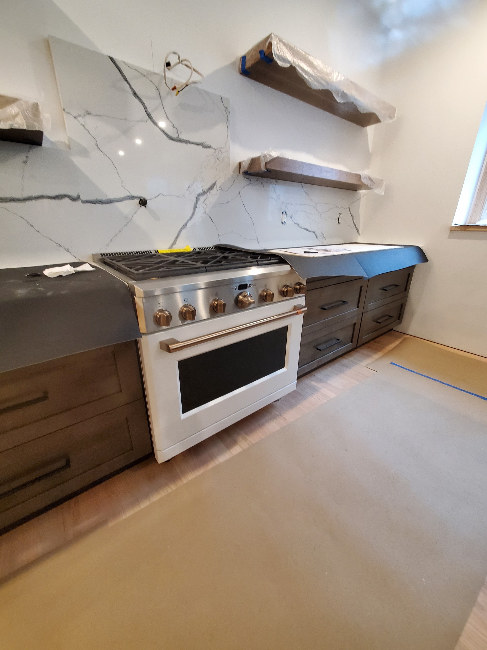 Dark shaker kitchen with marble backsplash